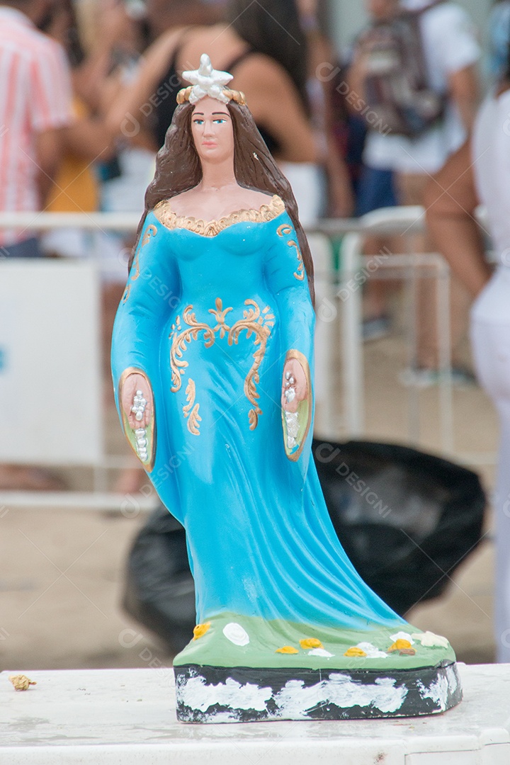 Imagem de iemanjá, na areia da praia de Copacabana, no Rio de Janeiro.