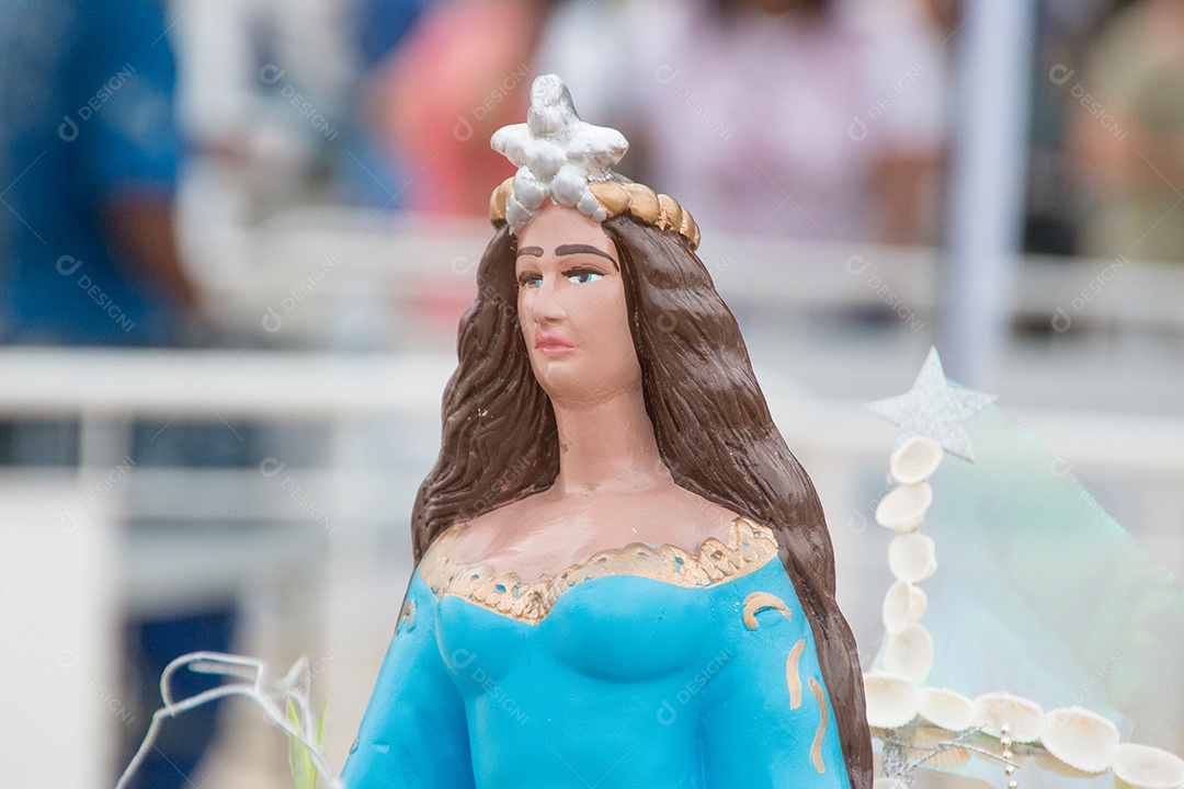 Imagem de iemanjá, na areia da praia de Copacabana, no Rio de Janeiro.