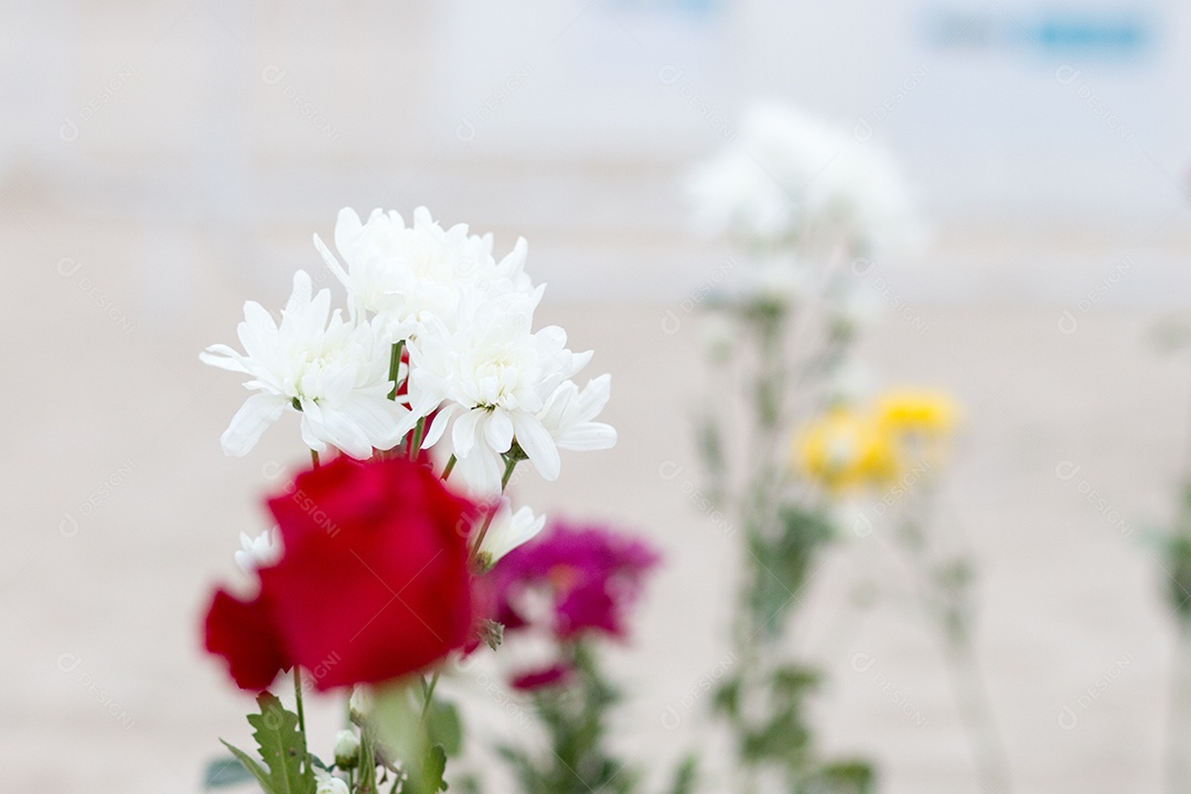 flores em homenagem a Iemanjá, na areia da praia de Copacabana, no Rio de Janeiro.