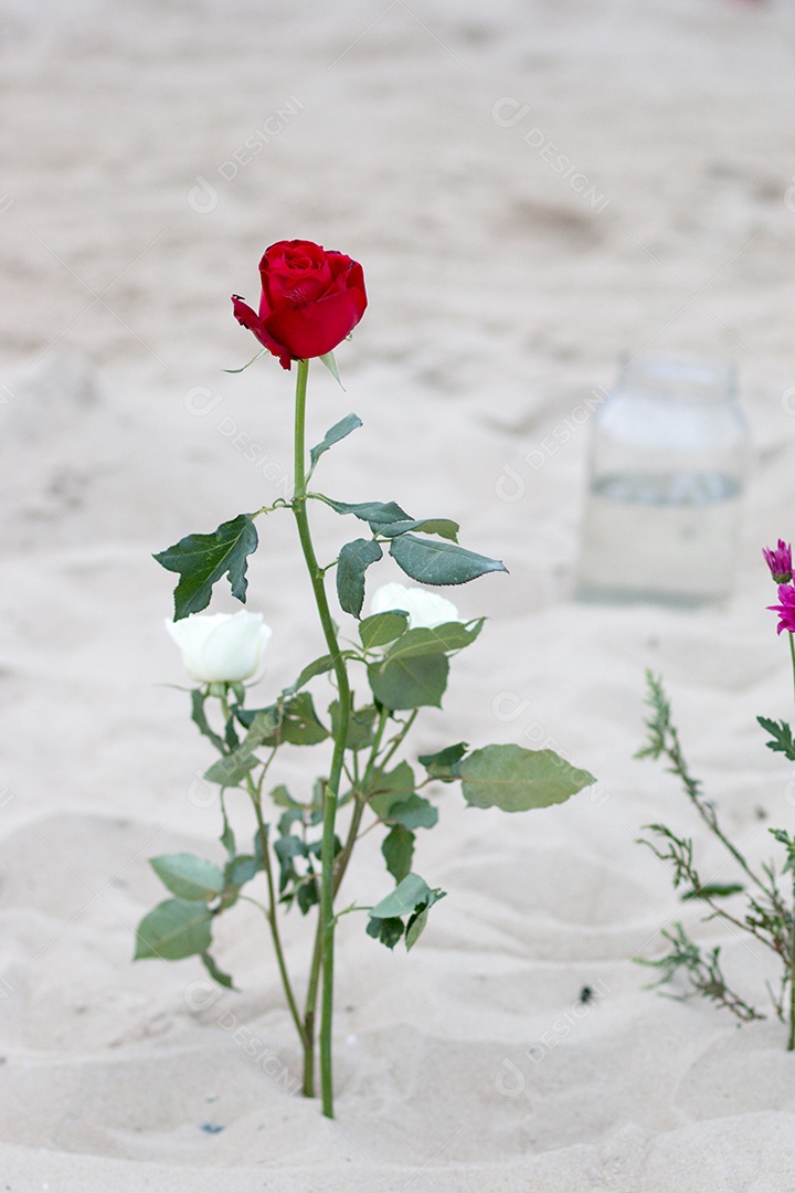 flores em homenagem a Iemanjá, na areia da praia de Copacabana, no Rio de Janeiro.