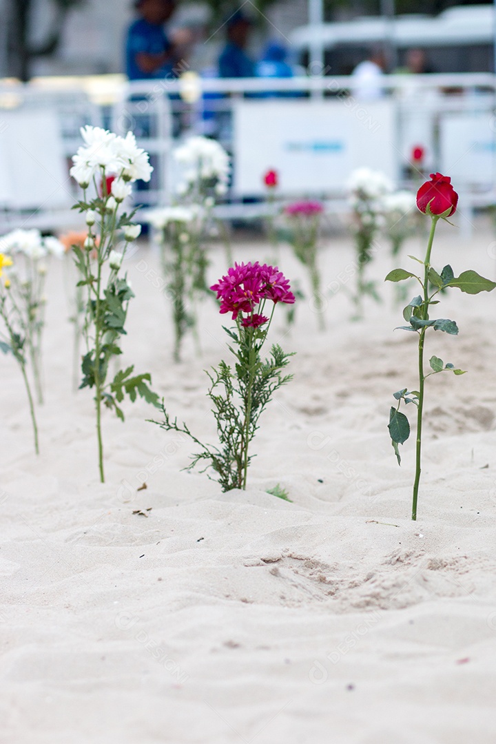 flores em homenagem a Iemanjá, na areia da praia de Copacabana, no Rio de Janeiro.