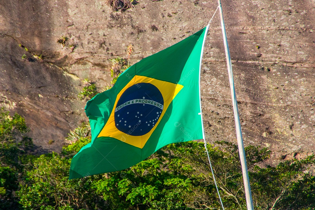 bandeira do brasil ao ar livre no rio de janeiro.