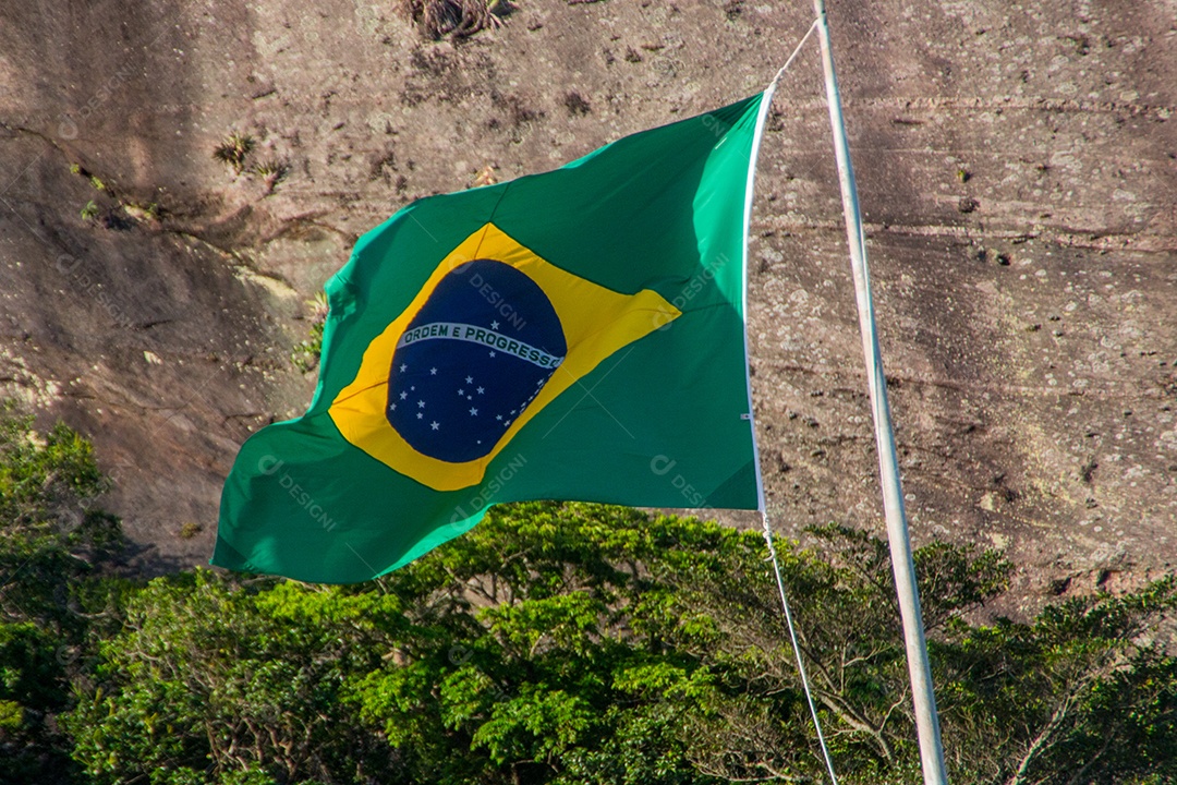 bandeira do brasil ao ar livre no rio de janeiro.
