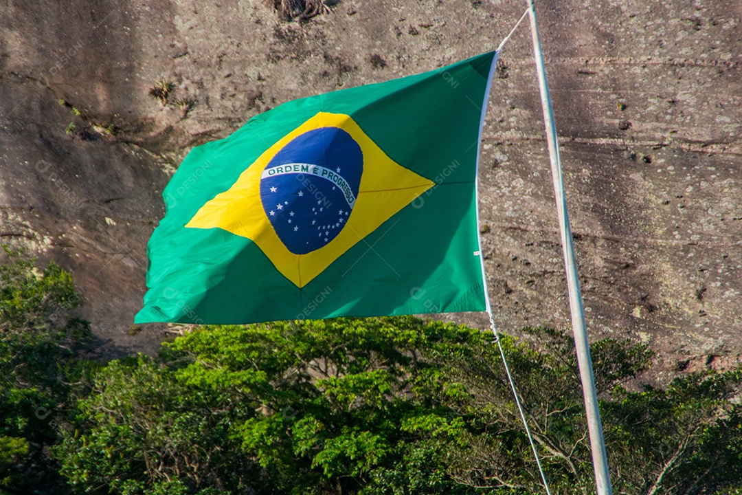 bandeira do brasil ao ar livre no rio de janeiro.