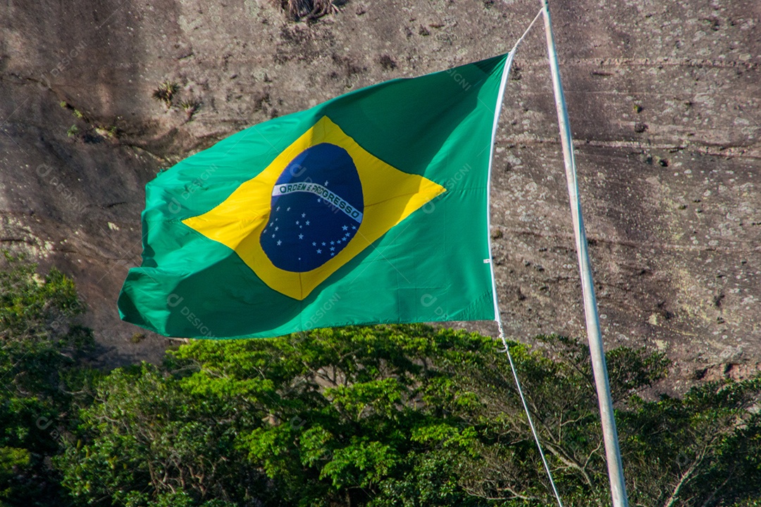 bandeira do brasil ao ar livre no rio de janeiro.