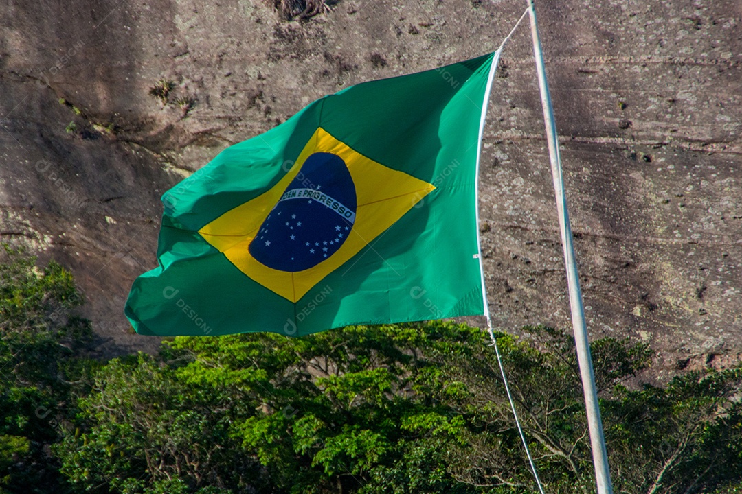 bandeira do brasil ao ar livre no rio de janeiro.