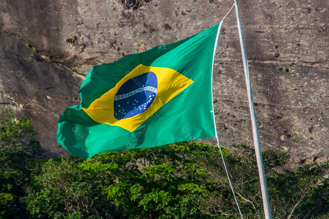 bandeira do brasil ao ar livre no rio de janeiro.