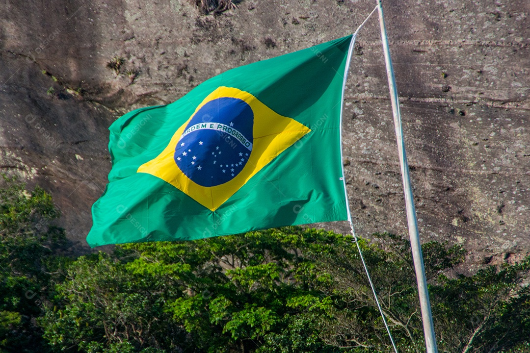 bandeira do brasil ao ar livre no rio de janeiro.