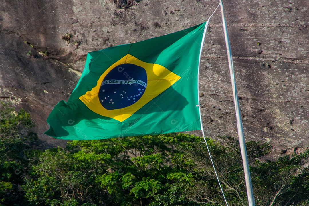 bandeira do brasil ao ar livre no rio de janeiro.