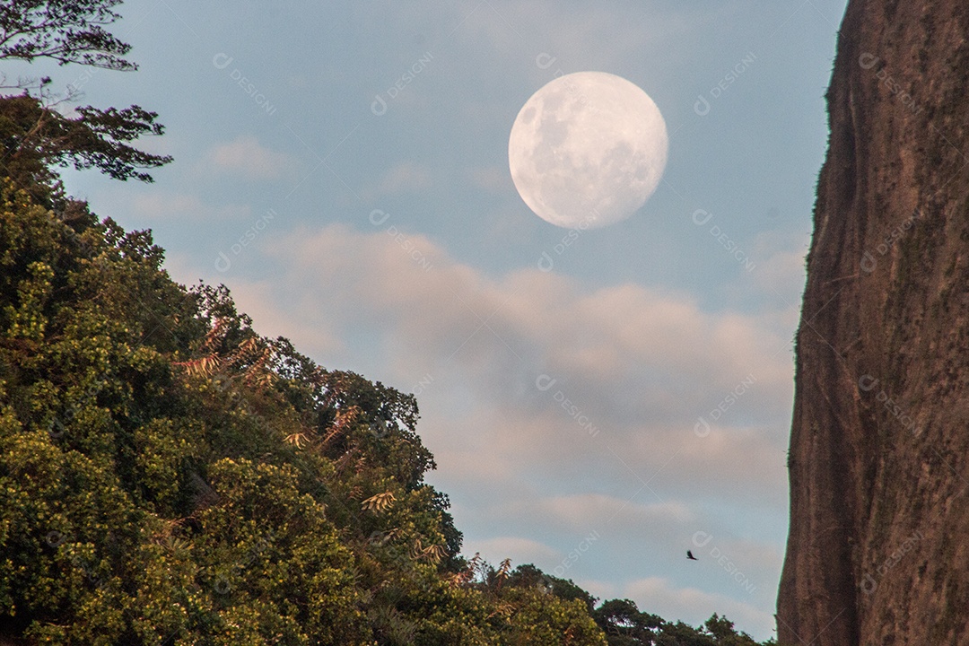 lua cheia no Rio de Janeiro, Brasil.