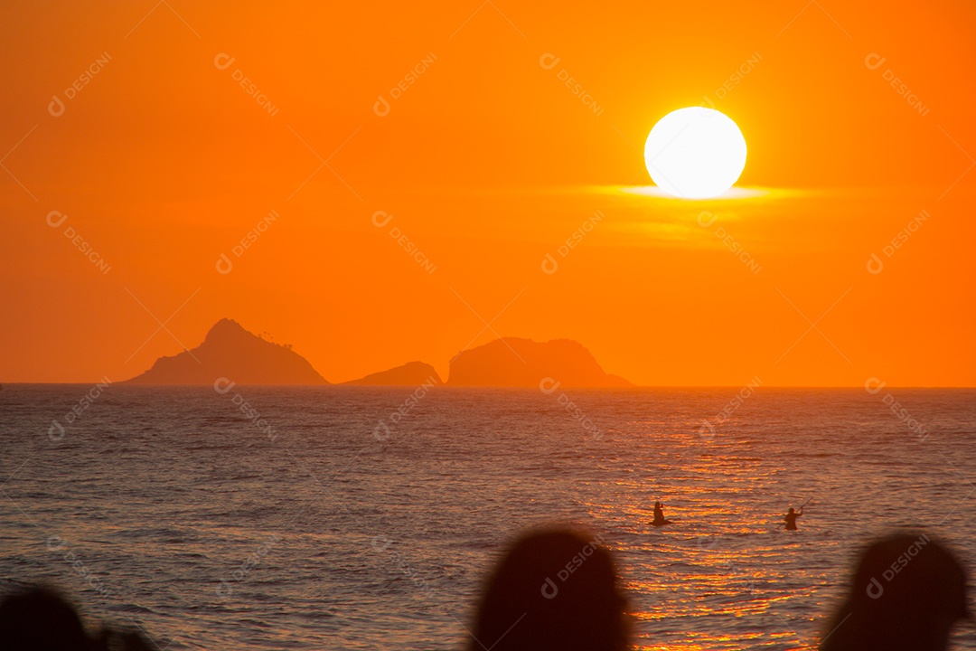 pôr do sol na praia do Arpoador, no Rio de Janeiro.
