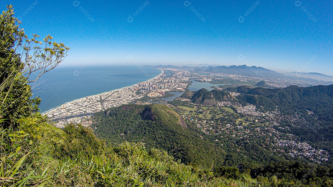 Cimeira de pedra da Gávea no Rio de Janeiro Brasil com um lindo céu azul.