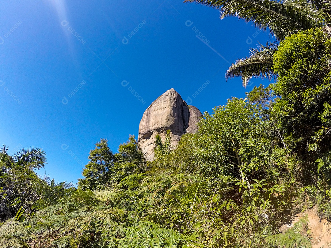 Pedra de Gávea no Rio de Janeiro Brasil com um lindo céu azul.