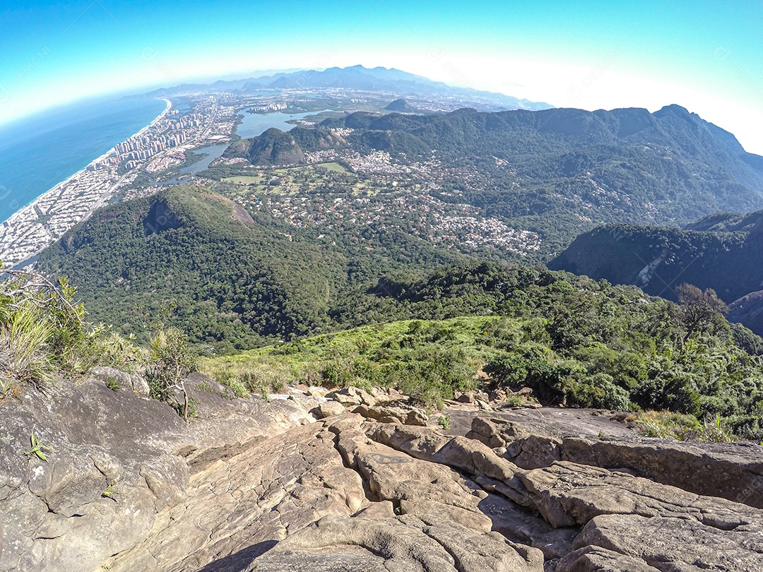 carrasqueira da pedra da Gávea no Rio de Janeiro Brasil com um lindo céu azul.
