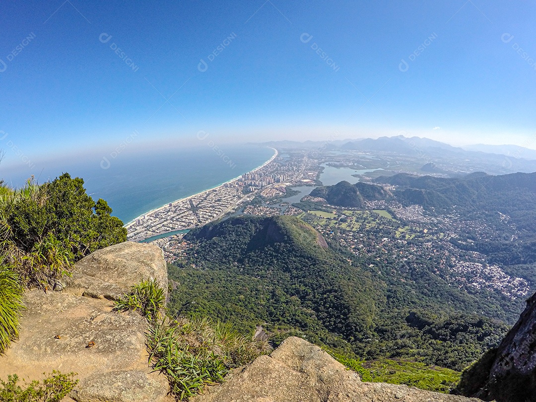 Cimeira de pedra da Gávea no Rio de Janeiro Brasil com um lindo céu azul.