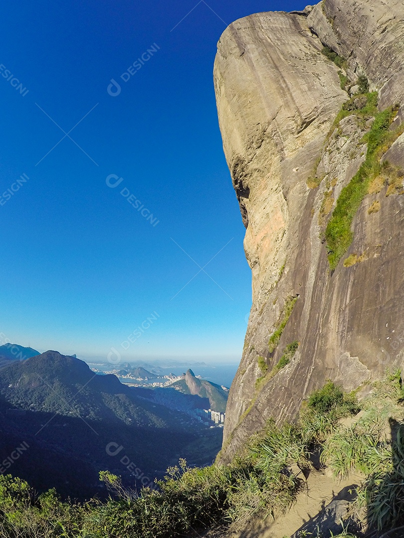 Pedra de Gávea no Rio de Janeiro Brasil com um lindo céu azul.