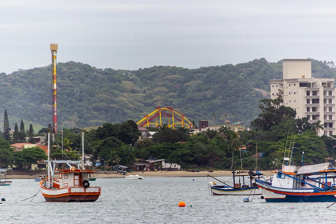 praia de cascalho localizada em Santa Catarina Brasil