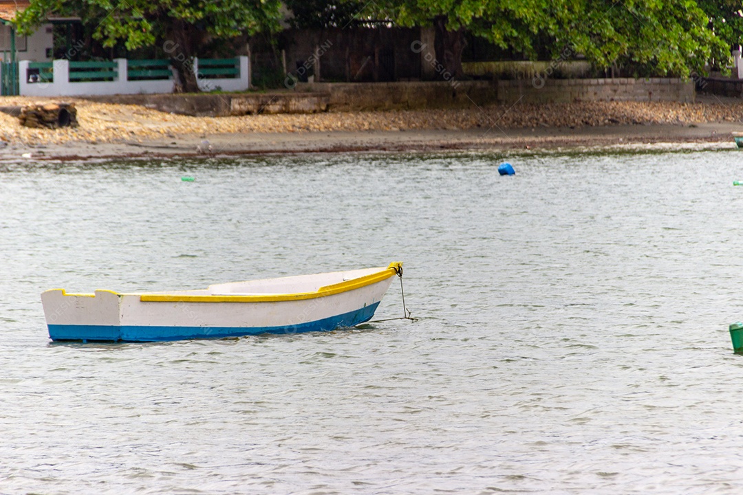 praia de cascalho localizada em Santa Catarina Brasil