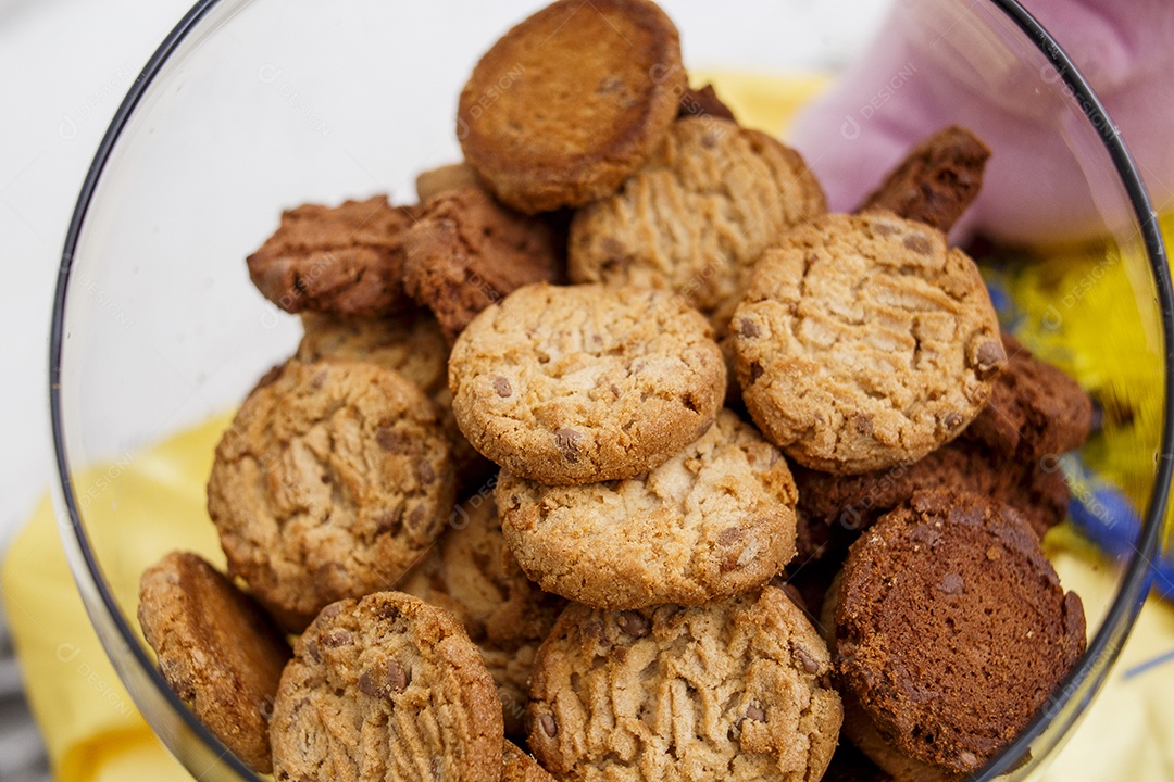 potes de vidro com biscoito