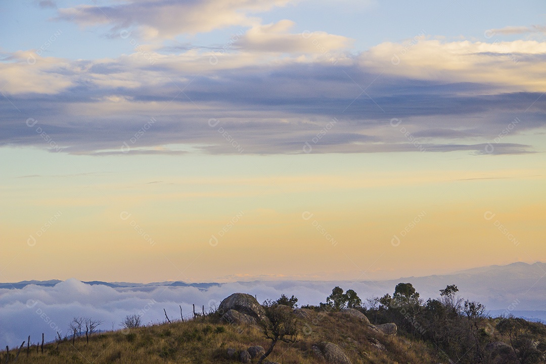 pôr do sol visual no cume do pico do chapéu de tira na Serra da Boca