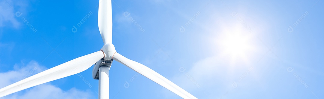 Detalhe de energia eólica com sol brilhante e céu azul no fundo. Fornecimento de energia, turbina eólica - conceito de Powerplant e fornecimento de alta tensão.