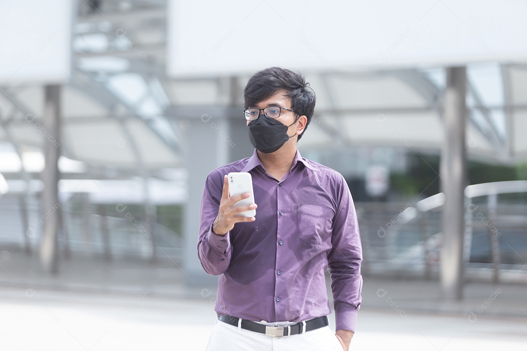 Homem asiático sobre fundo desfocado