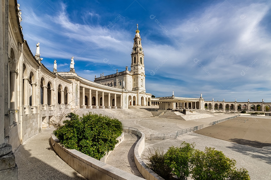 Vista da colunata e Basílica do Santuário de Nossa Senhora de Fátima em Cova de Iria, Portugal