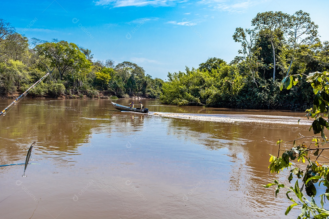 Mato grosso do sul / brasil - dois pescadores passando de barco no rio aquidauana, pantanal no brasil