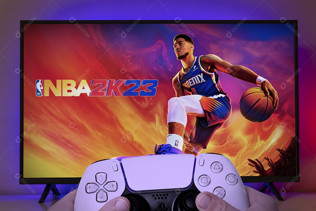 Garoto joga NBA 2K23 com controle do Playstation 5 na TV