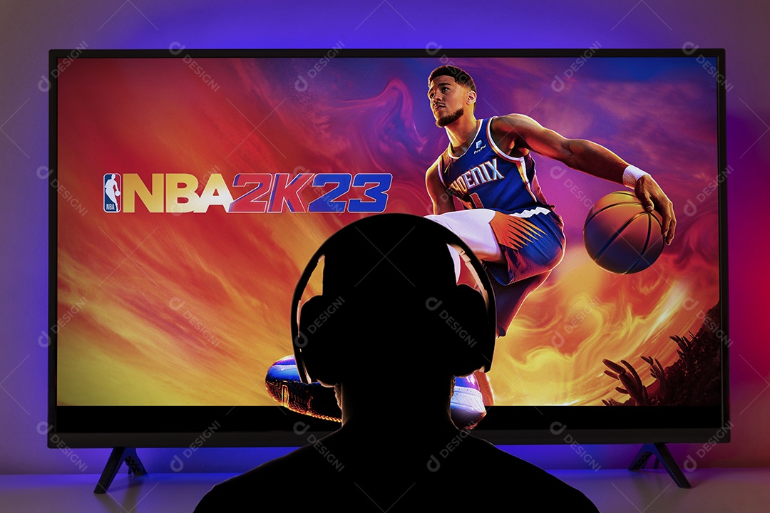 Homem com fone de ouvido joga NBA 2K23 na TV