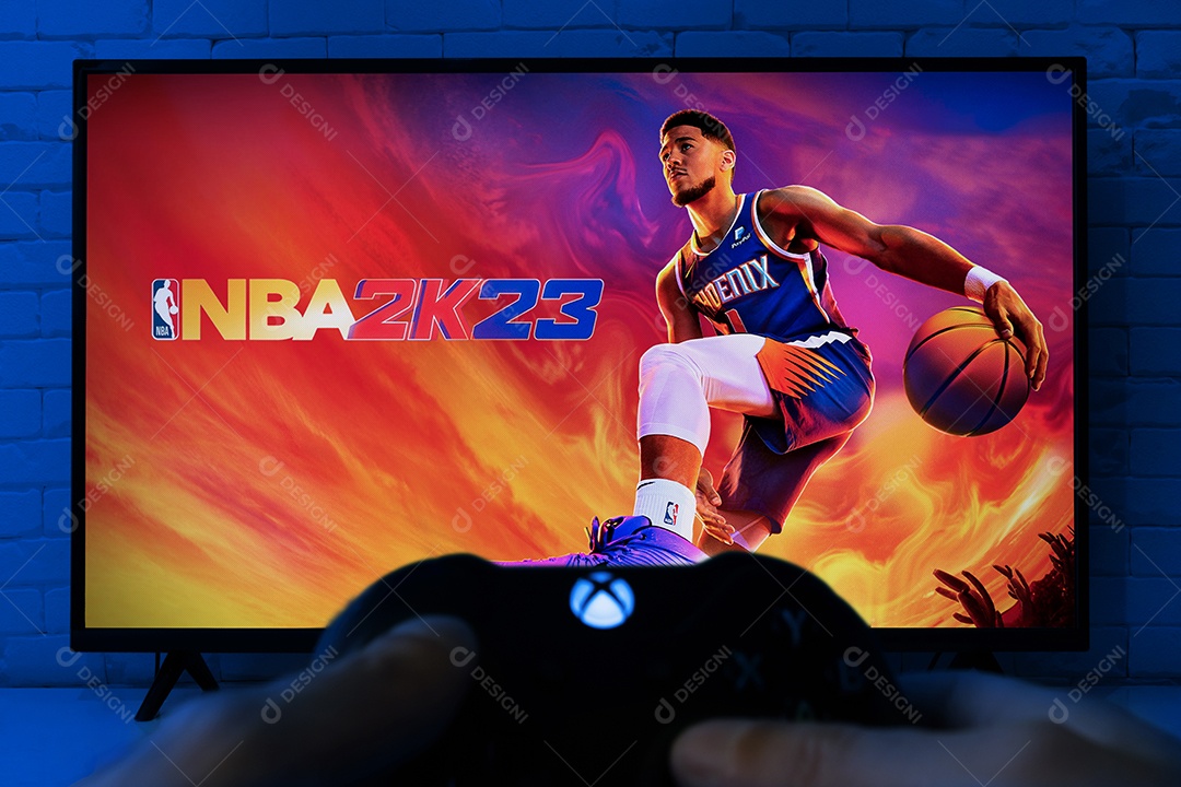 Homem joga NBA 2K23 com controle Xbox na TV