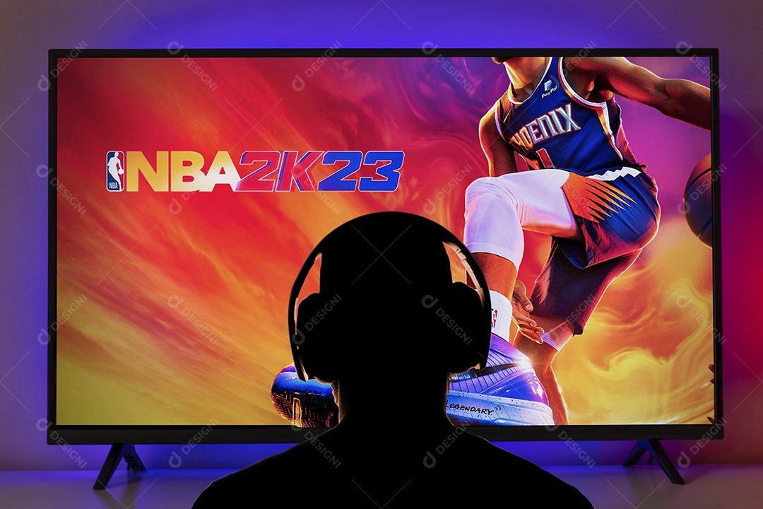 Homem com fone de ouvido joga NBA 2K23 na TV