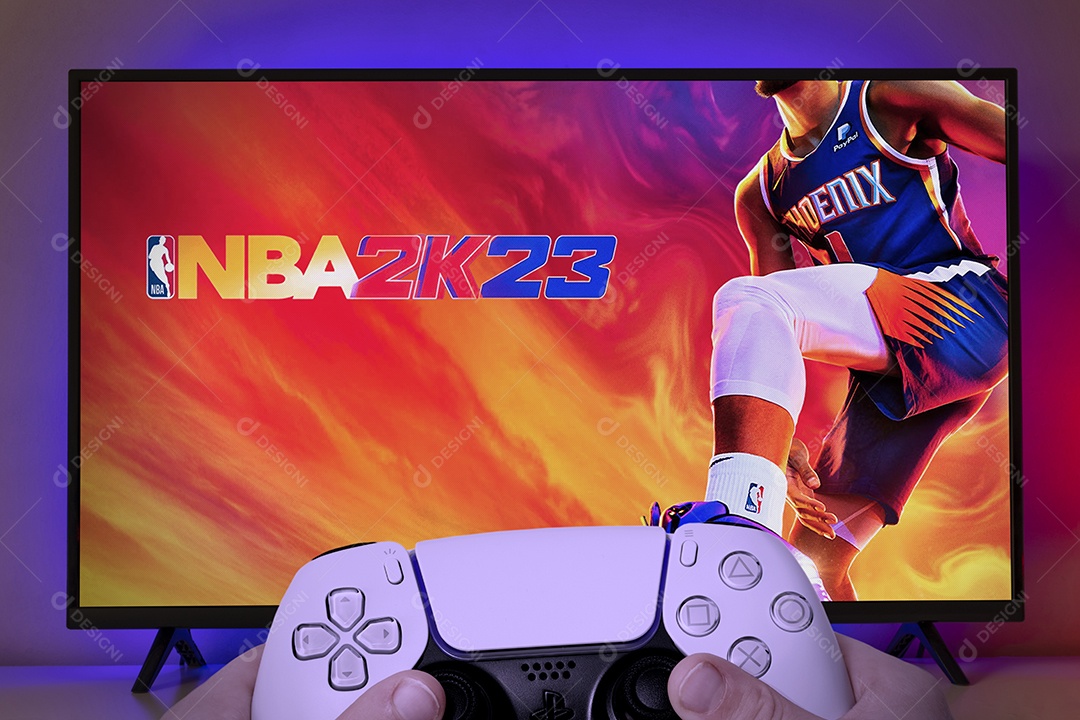 Garoto joga NBA 2K23 com controle do Playstation 5