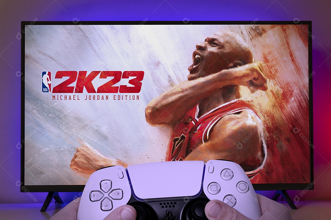 Garoto joga NBA 2K23 com controle do Playstation 5