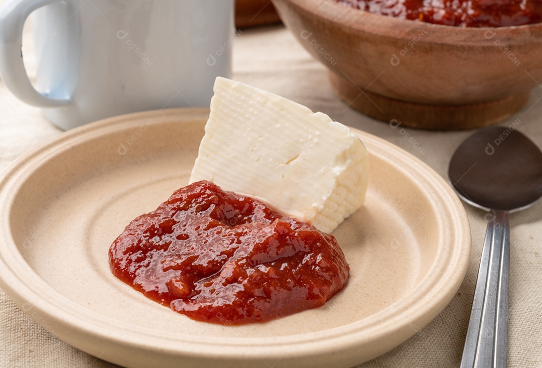 Goiabada, doce de goiabada com queijo da fazenda. Sobremesa caseira típica brasileira.