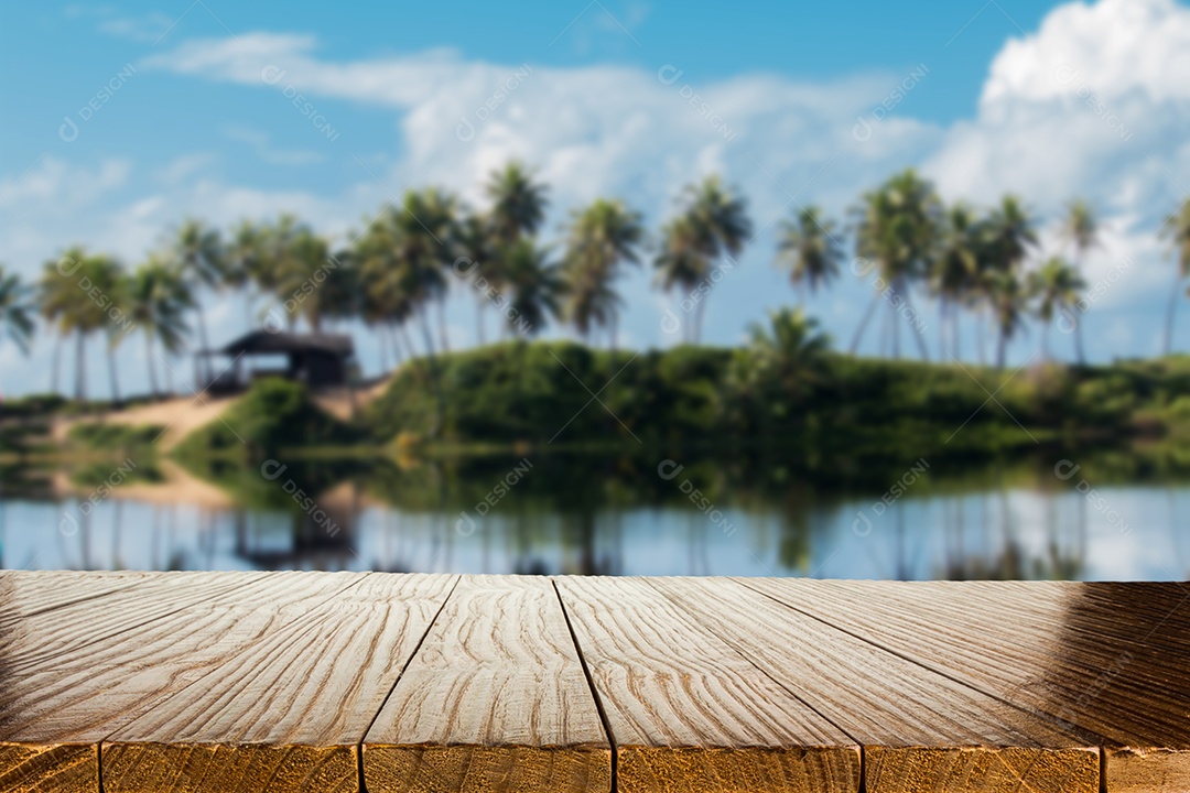 Mesa de madeira vazia com fundo desfocado com natureza tropical