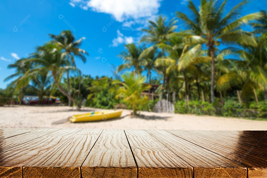 Mesa de madeira vazia com fundo desfocado com natureza tropical