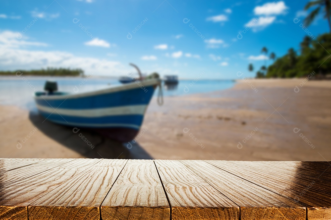 Mesa de madeira vazia com fundo desfocado com natureza tropical