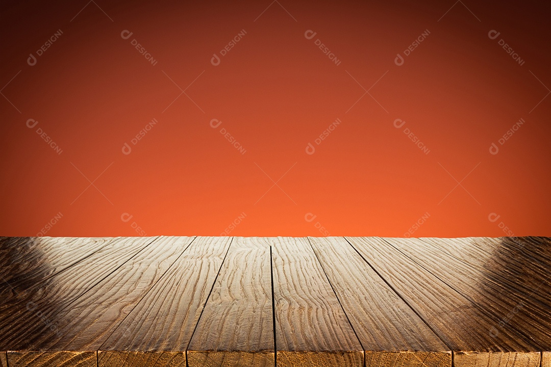 Mesa de madeira vazia com fundo laranja e vinheta. Modelo de exibição do produto