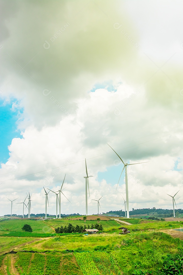 Energia alternativa com turbina eólica.