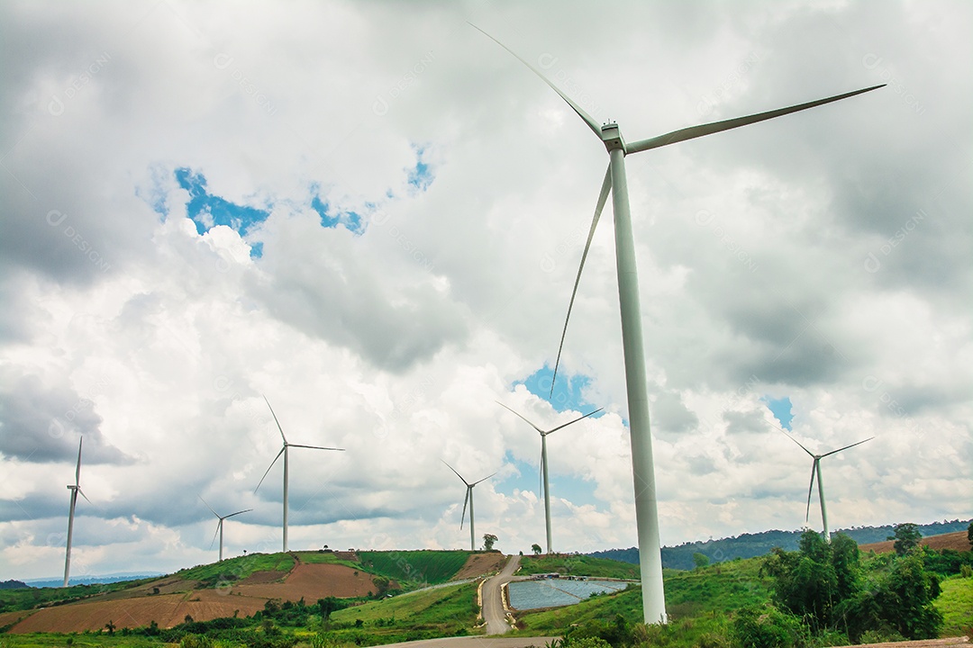 Energia alternativa com turbina eólica.