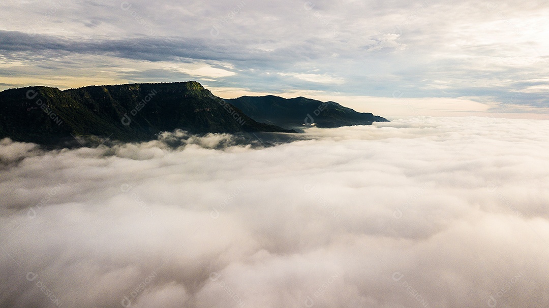 Névoa da manhã com montanha, nascer do sol e mar