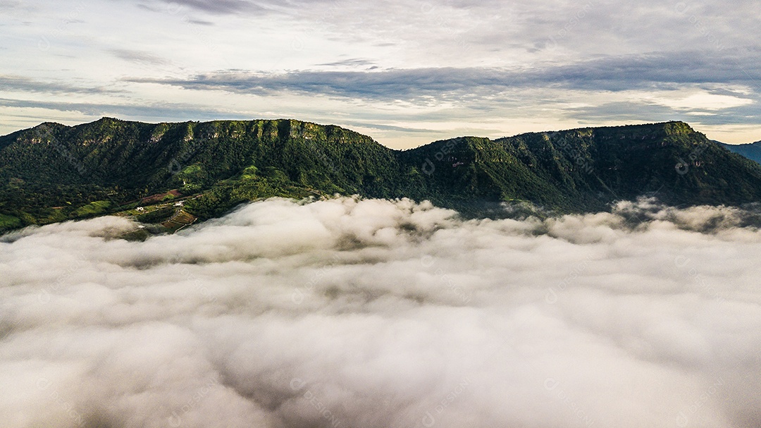 Névoa da manhã com montanha, nascer do sol e mar