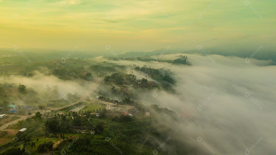 Montanhas e neblina na Tailândia.