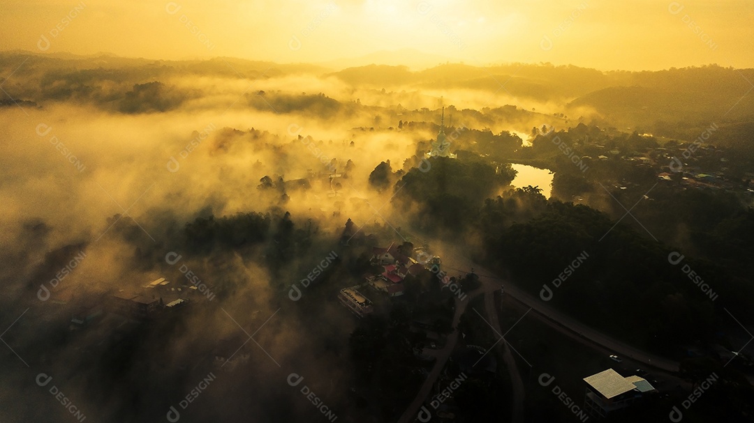 Montanhas e neblina na Tailândia.