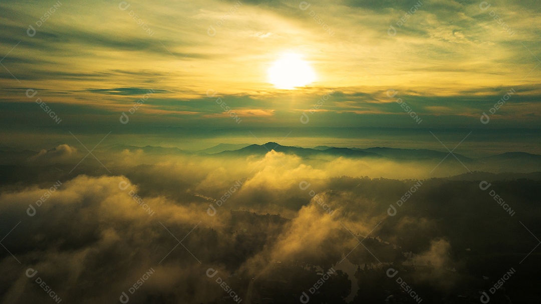 Montanhas e neblina na Tailândia.