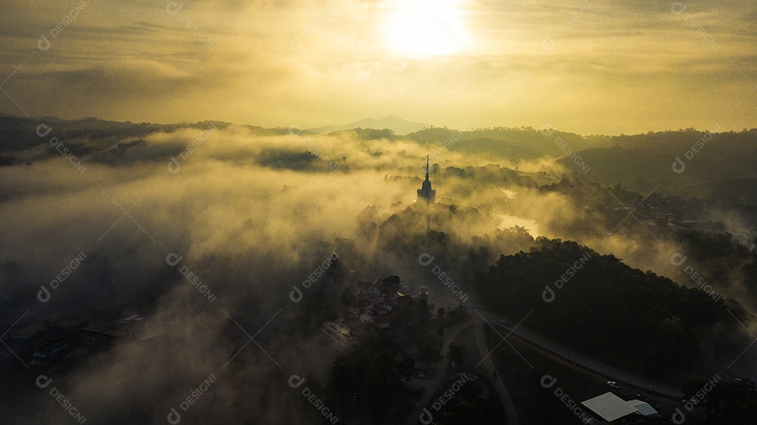 Montanhas e neblina na Tailândia.