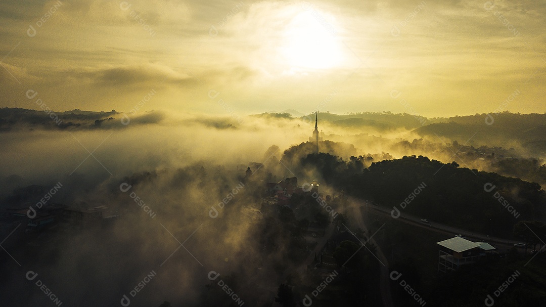 Montanhas e neblina na Tailândia.