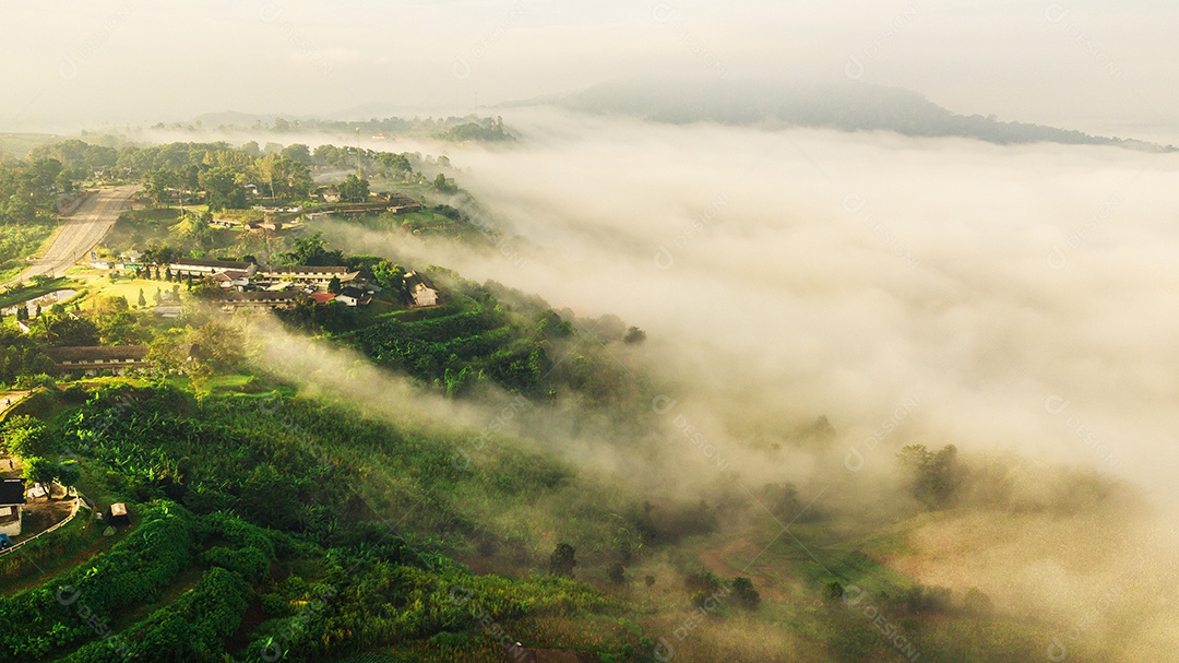 Montanhas e neblina na Tailândia.