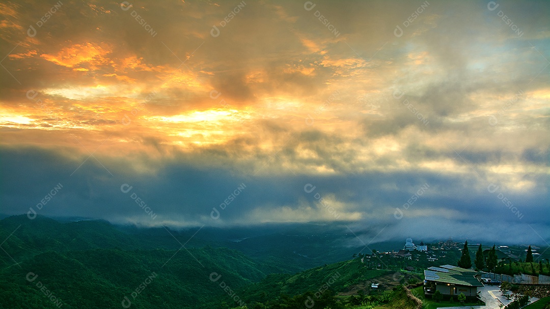 Opinião da imagem da paisagem do nevoeiro, Tailândia